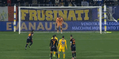 足球不会同情任何人（绿茵场从不怜悯任何人）