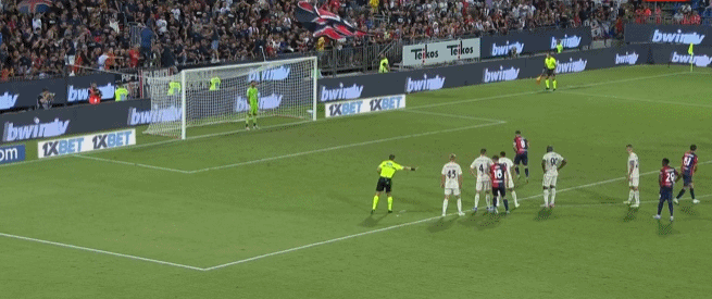 足球国足忙碌备战，训练场加练至夜晚